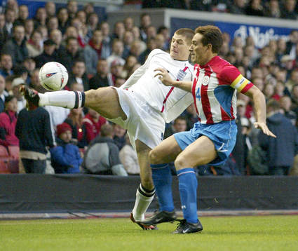  Englands Steven Gerrard och  Carlos Gamarra, Paraguay.