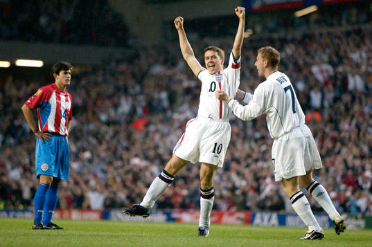  Englands Michael Owen jublar efter sitt mål tillsammans med Nicky Butt.