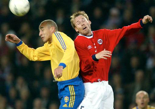 Fotboll, Norge - Sverige,  Henrik Larsson och Christer Basma