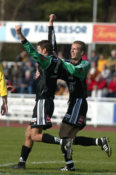  Henrik Edfors han gjort 0-1 och grattas av Mattias Svensson.