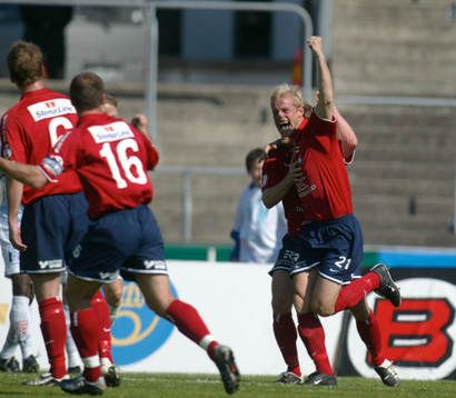 Johan Anegrund har gjort 0-1 och är överlycklig