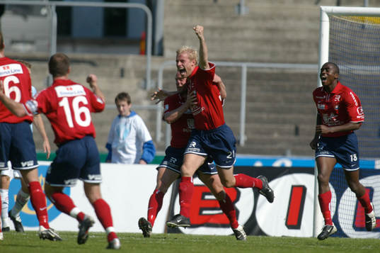 Johan Anegrund har gjort 0-1 och är överlycklig