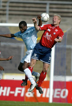 Målskytten Johan Anegrund mot målmissaren Peter Ijeh