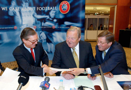  Kontraktskrivning UEFA Intertoto Cup, Friedrich Stickler, Ordförande European Fotball Pool, Lennart Johansson, Ordförande UEFA och Gerhard Aigner, CEO UEFA