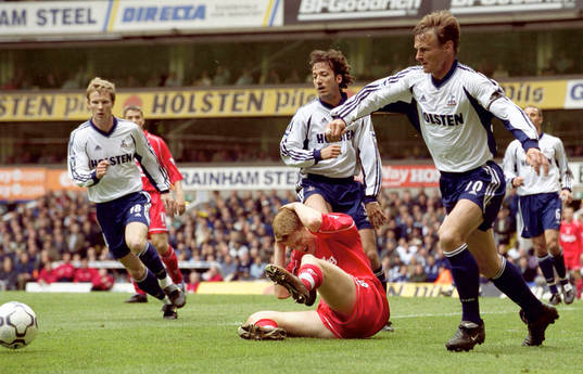 John Arne Riise, Liverpool omgiven av Teddy Sheringham och