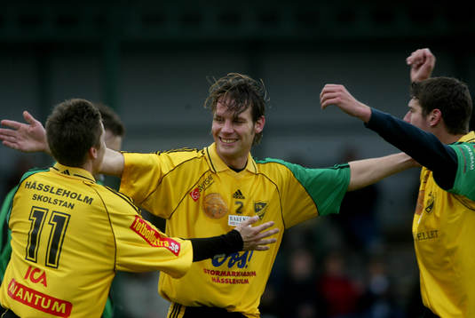  Alexander Söderberg har gjort 1-0 och grattas av Jimmie Augustsson och Henrik Edfors.