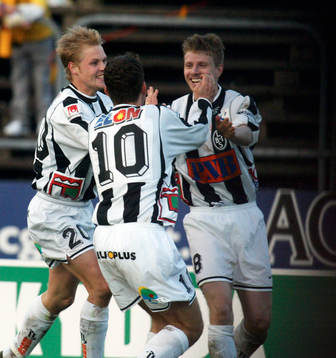  Henrik Nilsson (t.h.) har gjort 0-1 och grattas av Matthias Eklund (2-0 skytten) och Danijel Milovanovic.

