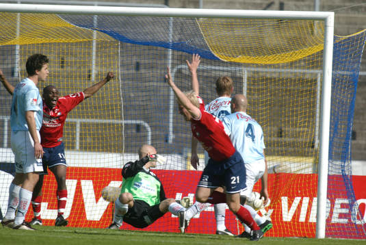  Johan Anegrund har gjort 0-1 och jublar tillsammans med Christian Hemberg.