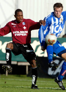 Fredrik Risp i en närkamp med Issah Mohammed