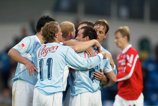  1-0 målskytten Hans Mattisson, Malmö kramas av Erik Johansson m.fl..