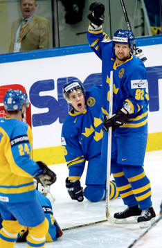  Mattias Weinhandl och Michael Nylander jublar efter 1-0 målet.