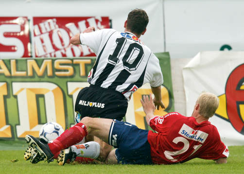 Danijel Milovanovic, Landskrona dras ner av Johan Anegrund, Örgryte.