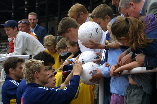Svenska spelare skriver autografer