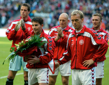  Jan Heintze, Danmark uppvaktades med blommar innan matchen...