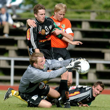 Leikins målvakt greppar bollen framför Daniel Nicklasson