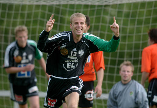  Mattias Svensson, IFK Hässleholm, har nätat. Jubel.