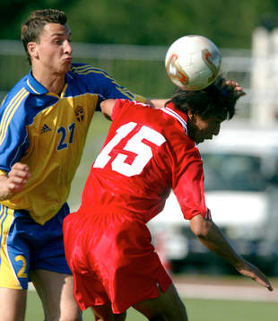 Zlatan Ibrahimovic i en närkamp med en Miyazaki-spelare