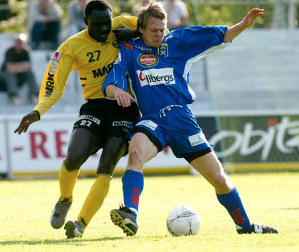  Tom Juma drar i Marcus Tillys tröja.