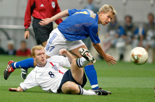 Paul Scholes och  Niclas Alexandersson i en närkamp