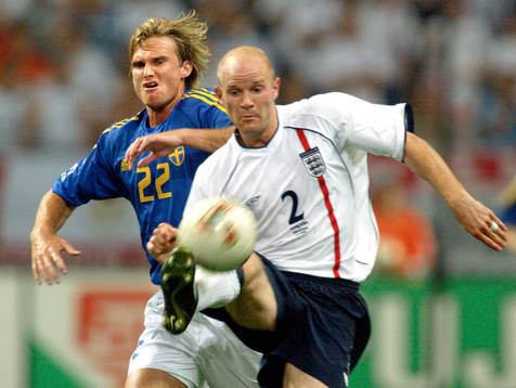 Andreas Andersson i en närkamp med Danny Mills