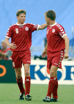  Jon Dahl Tomosson och Jesper Grönkjaer, Danmark jublar, jubel. 