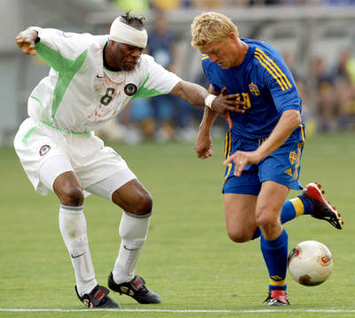 Marcus Allbäck i en närkamp med Taribo West