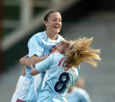   Kristin Bengtsson (Kristin Kicki Bengtsson), Malmö  gratuleras av Therese Sjögran och Frida Nordin. Jubel