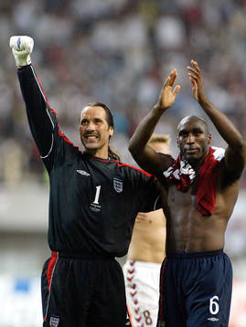 Sol Campbell och  David Seaman, England, jublar (jubel)