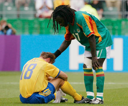  Ferdinand Coly tröstar Mattias Jonson, Sverige., Senegal avgjorde i förlängningen.
