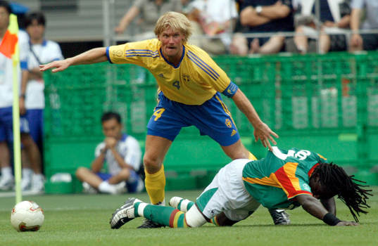  Johan Mjällby får Ferdinand Coly på fall.