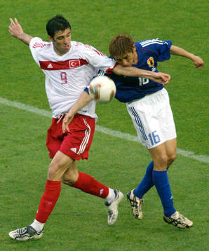  Hakan Sukur i närkamp med Koji Nakata.