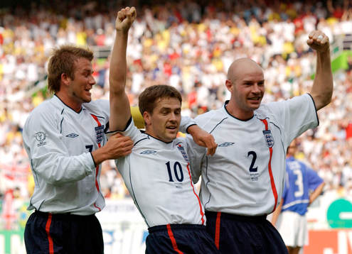  David Beckham och Danny Mills gratulerar Michael Owen, England. Jubel. 