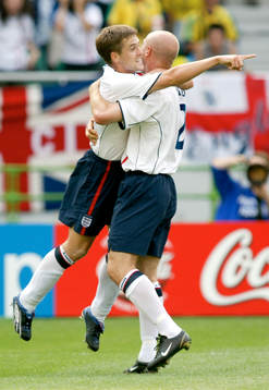  Michael Owen och Danny Mills, England. Jubel, glädje.