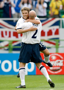  Micheal Owen och Danny Mills. Jubel, glädje.