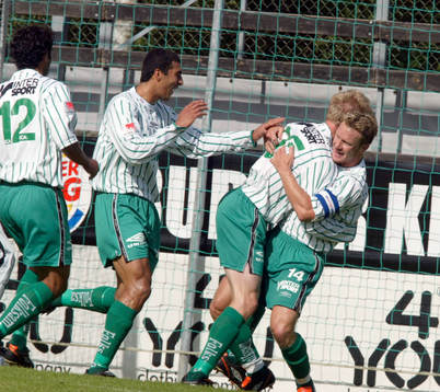 Niklas Löfgren, Frölunda, klappas om av Björn Lundberg.