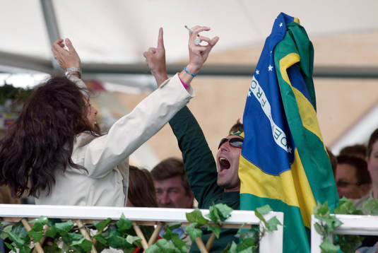 Friidrott, Höjdhopp, VM-final i fotboll på storbildsTV vid centercourten i Båstad, Brasilianskt seger-jubel