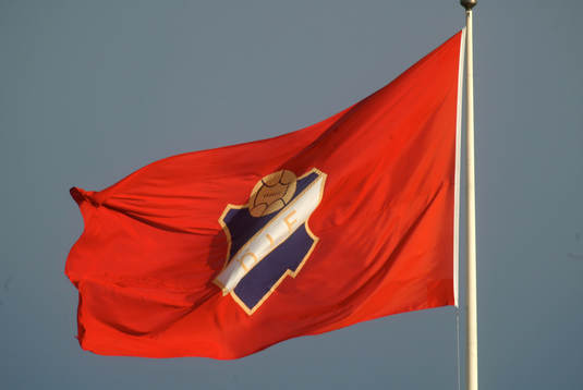  Flagga, Öster-flagga vajar högt.