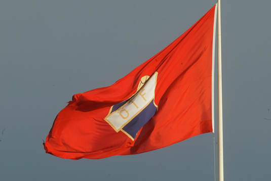  Flagga, Öster-flagga, vajar högt.