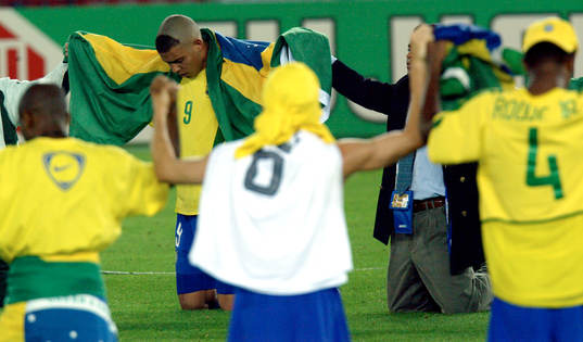  Ronaldo och Brasilien tackar gud efter matchen. Glädje, bön.