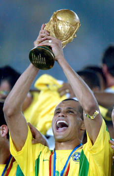  Rivaldo med bucklan. Glädje, pokal, buckla.
