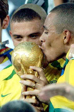  Ronaldo och Gilberto med bucklan. Buckla, pokal, glädje.