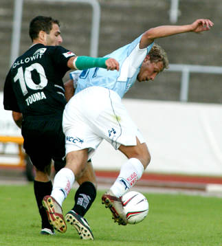 Sharbel Touma tacklar Erik Johansson