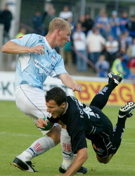 Jörgen Ohlsson får Sharbel Touma på fall