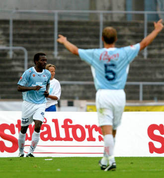  Nr 5 Mikael Roth, jublar åt Peter Ijeh, Malmö FF.