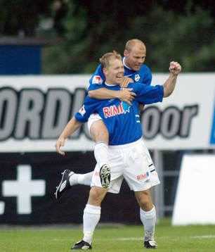  Magnus Svensson (Magnus Turbo Svensson) och målskytten Robert Andersson, Halmstad jublar