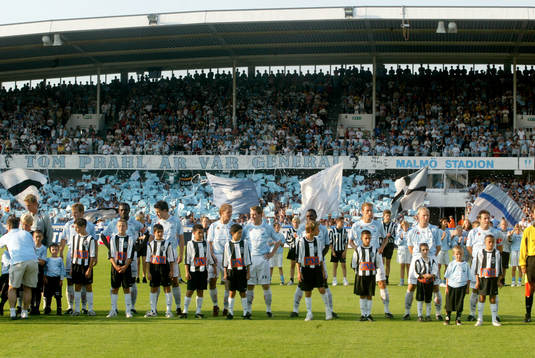 Uppställning. Banderoll. "Tom Prahl är vår general"