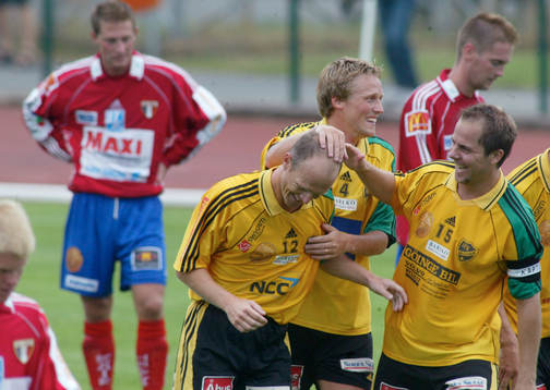  Måljubel, jubel, Christian Karlsson grattas av Stefan Noresson och Martin Nilsson.