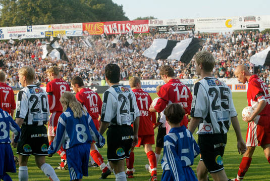 Inmarsch, läktare, flaggor