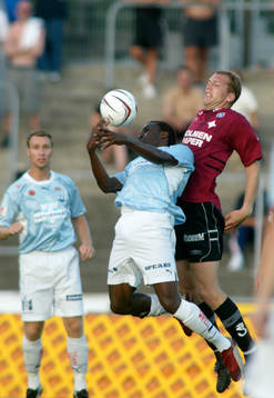 Fredrik Bild mot Malmös anfallsduo Peter Ijeh och Niklas