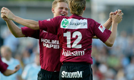  Patrik Jönsson grattar Mikael Ström, Norrköping. Jubel. Dans. Glädje.